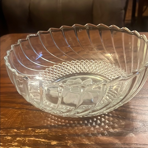 Vintage Elegant Clear Glass Bowl with Floral Design - Picture 2 of 3